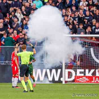 FC Utrecht-Go Ahead Eagles definitief gestaakt na gooien vuurwerk en bekers