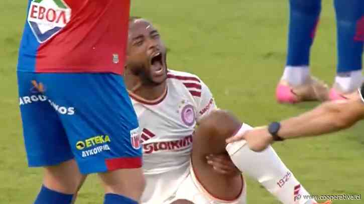 [VIDEO] El Kaabi sufrió grave fractura tras brutal choque con arquero en partido de Olympiakos