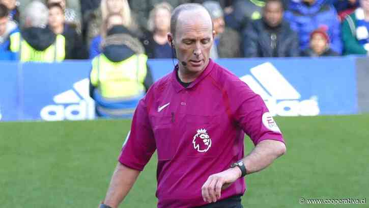 Exárbitro Mike Dean desató escándalo tras confesar "juegos" durante partidos de la Premier League