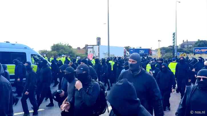 Gemaskerde groep blokkeert enige tijd haven Dover met anti-immigratieprotest