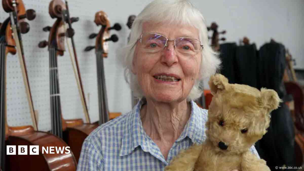 Cellist Jacqueline du Pre's belongings fetch £52k