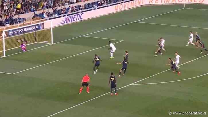 [VIDEO] Compañero de Alexis Prince Owusu desperdició penal con horrorosa ejecución