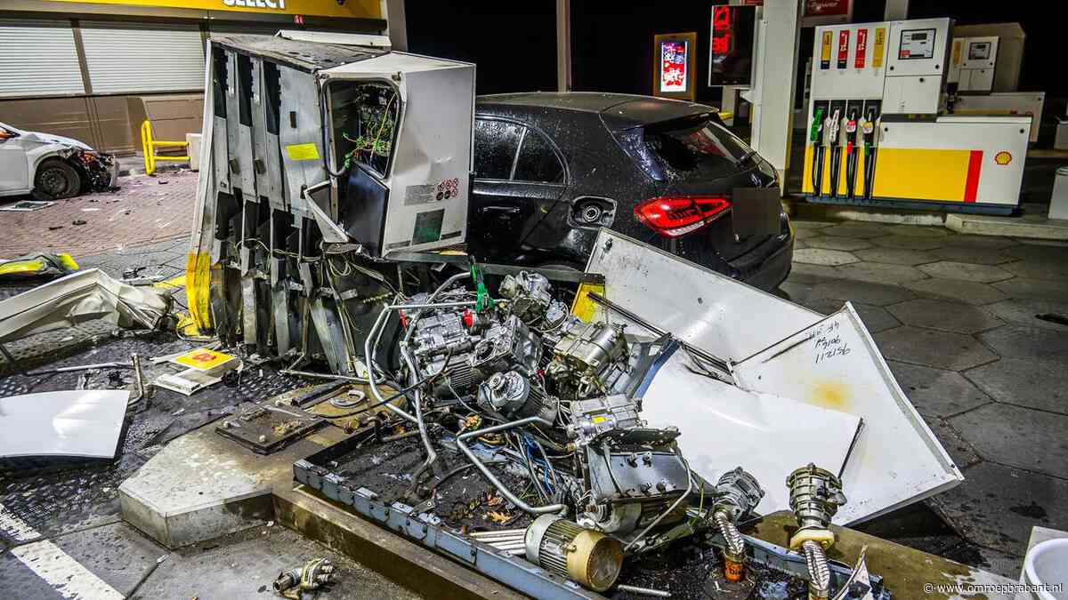 Automobilist rijdt tankzuil omver en zorgt voor ravage bij benzinepomp