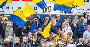Dranghekken, fakkels en een late dreun: zo verloopt de beladen derby tussen Staphorst en Genemuiden