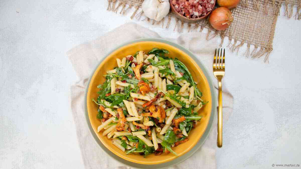 Vergessen Sie Rahmsoße: Dieses geniale Nudel-Rezept mit Pfifferlingen und Speck ist in 30 Minuten fertig