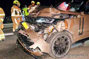 Peperdure Land Rover ramt bestelbus op snelweg
