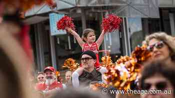 Cheerleading fever sweeps Melbourne in record-breaking fan dance