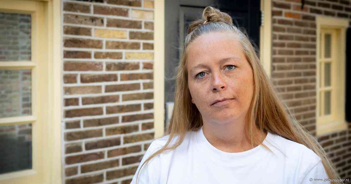 Rosanne (34) hoort bij verplichte kickboksles tijdens opleiding een ‘krak’. Nu leeft ze met pijn die nooit stopt