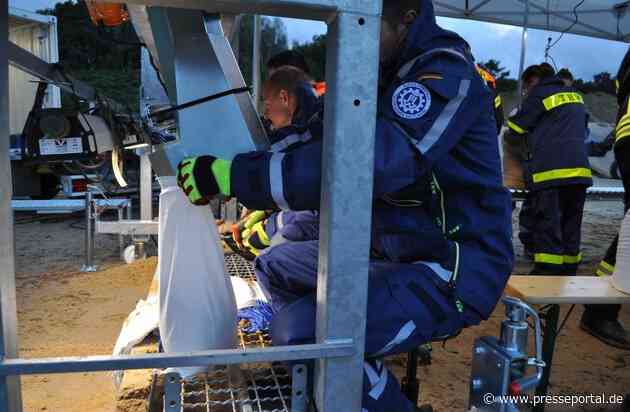 FW-ROW: Sandsäcke füllen für den Ernstfall: Gemeinsamer Übungsdienst von Feuerwehr und THW