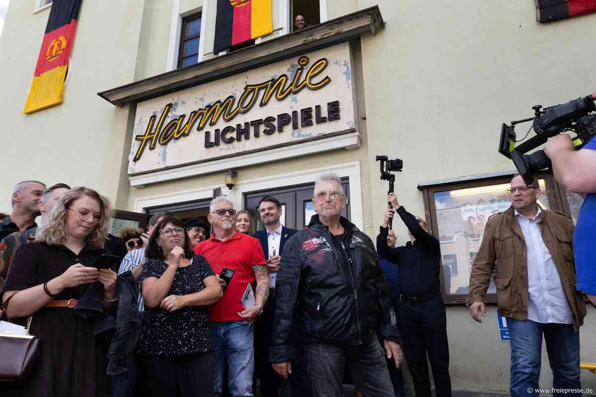 Groteske in Markneukirchen: Kino-Premiere mit DDR-Fahnen, Honeckers Volvo und bissigem Humor