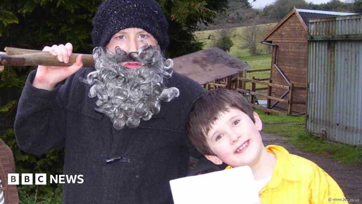 Childhood pals create 'love letter' to Doctor Who