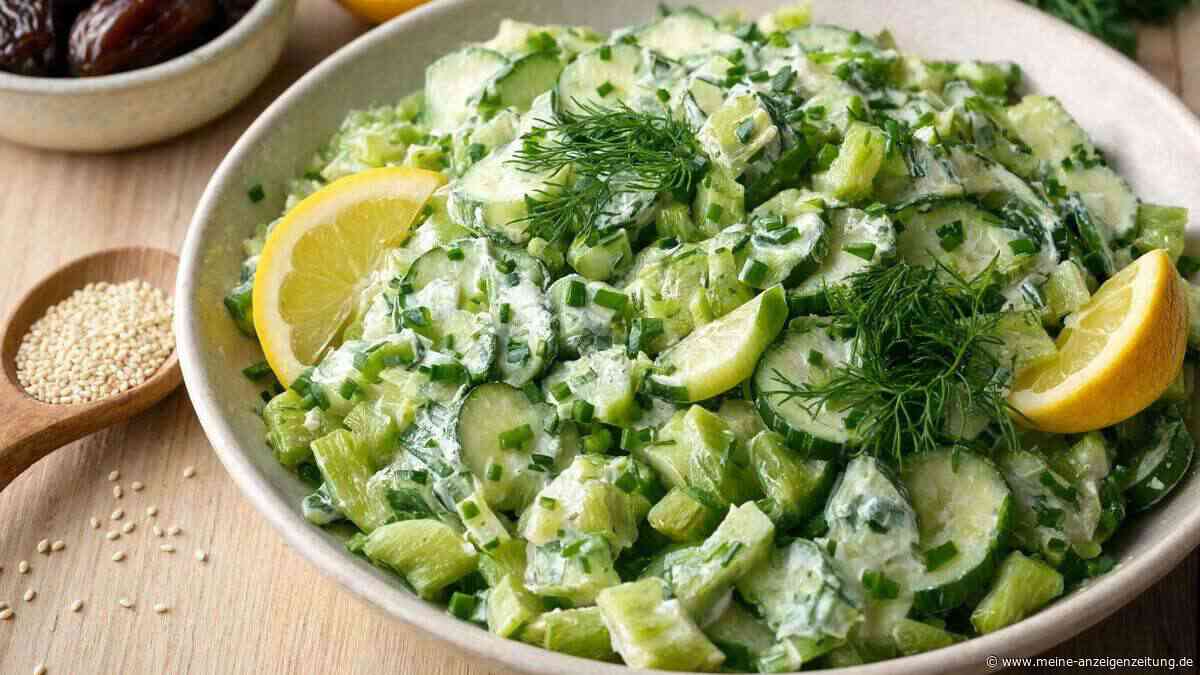 Zucchini und Gurke: Ein Traumpaar, das zusammen mit Kräutern in diesem Salat frisch und leicht schmeckt