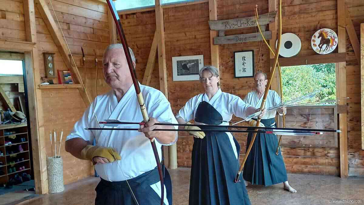 Stechen um den Vereinstitel: Kyudo-Athleten machen es bei hohen Temperaturen spannend