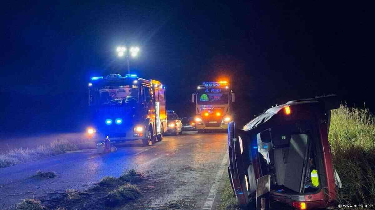 Pkw liegt im Graben – Fahrer spurlos verschwunden: Polizeihubschrauber sucht