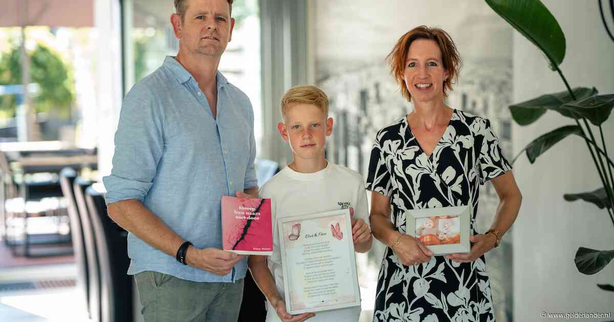 Zoon Tim (11) stelt vanaf de achterbank de confronterende vraag: ‘Hoe waren mijn zusjes eigenlijk?’