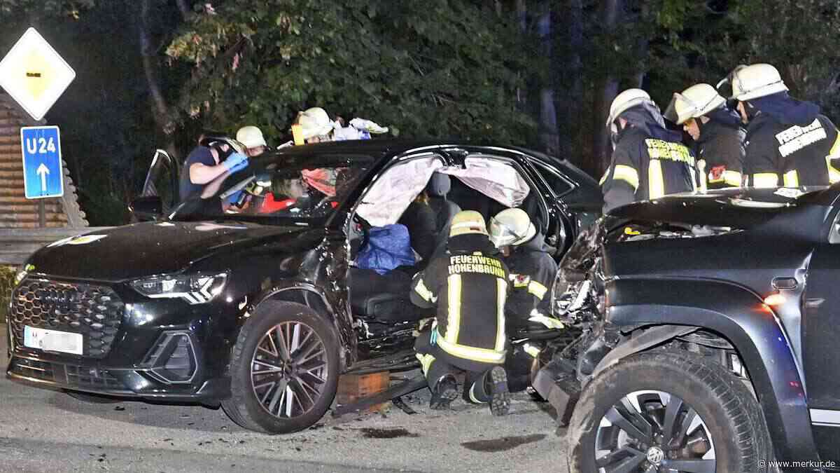 Schwerer Unfall mit vier Verletzten: 23-Jährige missachtet Vorfahrt – Feuerwehr muss sie aus Wrack befreien