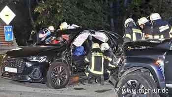 Schwerer Unfall mit vier Verletzten: 23-Jährige missachtet Vorfahrt – Feuerwehr muss sie aus Wrack befreien