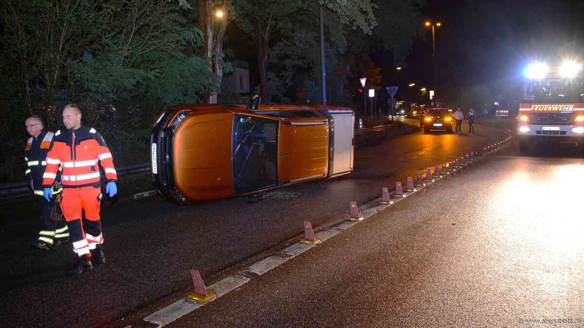 Abgefahrene Reifen verursachen Unfall auf regennasser Fahrbahn