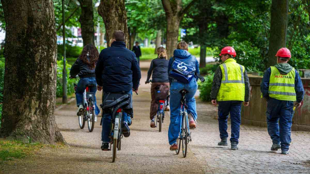 „Rücksichtslose Radler und wild abgestellte E-Scooter“:  Was tut Bayern für Fußgänger?