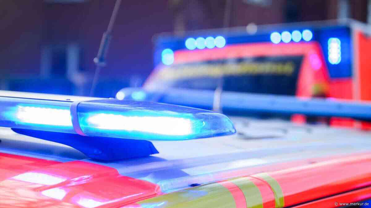 Linienbus missachtet Vorfahrt: Radfahrerin gerät mit Beinen unter Reifen