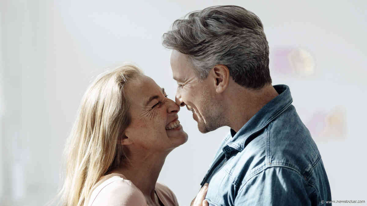 Maxine (47): ’Ik ben smoorverliefd op de ex van mijn beste vriendin, wat moet ik doen?’