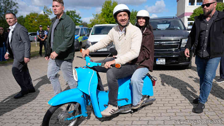 Sassonia-Anhalt, Ulrich Siegmund (Afd) arrivato al seggio sullo scooter simbolo della Germania dell’Est
