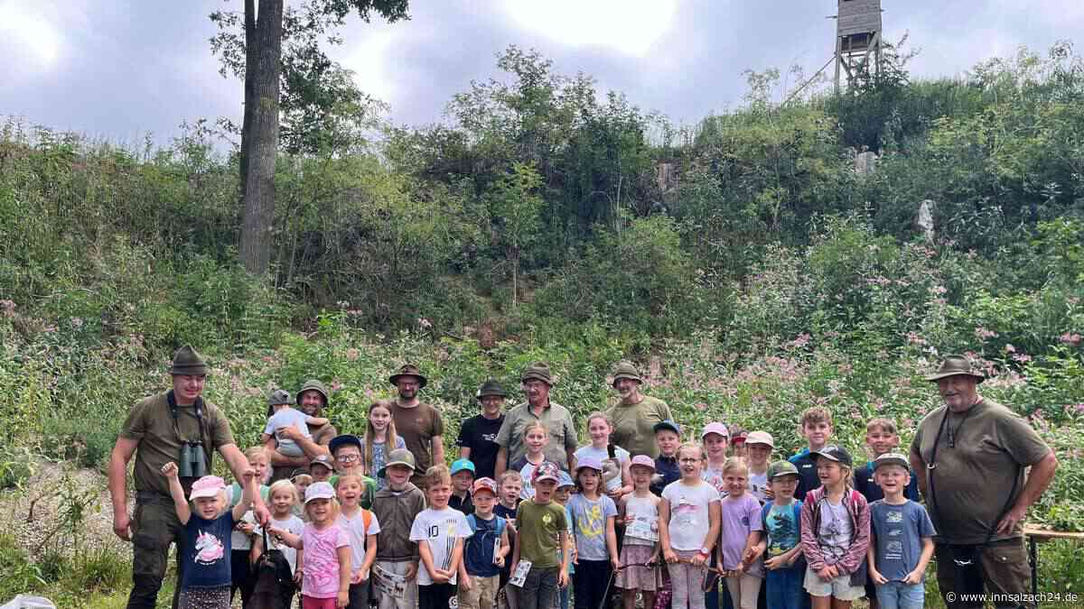 Taufkirchener Jäger lockt mit Fiepen echtes Rehkitz an – Kinder staunen bei Ferienprogramm