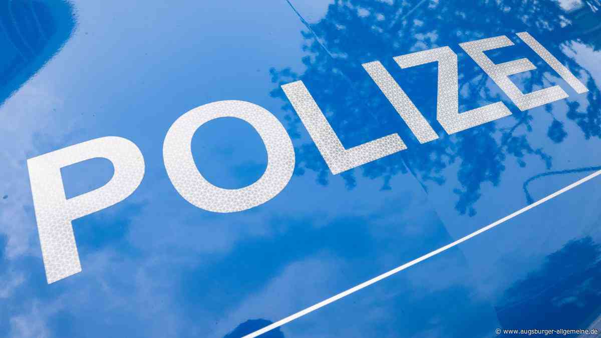 Jugendgruppe beschädigt Kinderfahrrad und wirft Steine gegen Glasdach