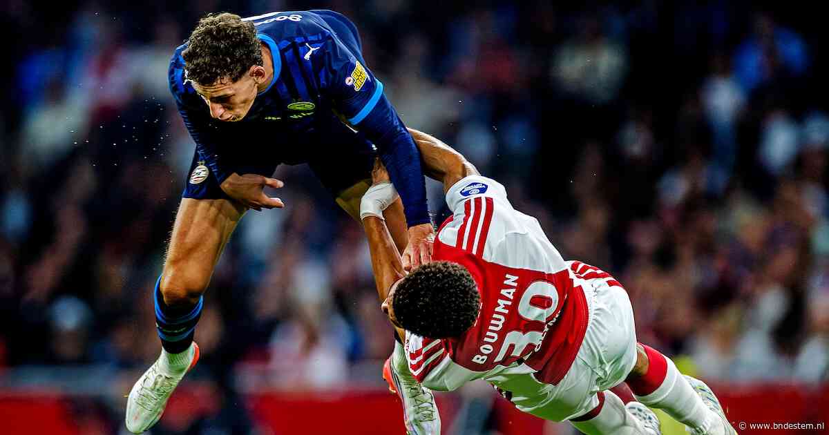 Scheids­rech­ters­baas kraakhel­der over veelbespro­ken beuk bij Ajax - PSV: ‘Lichaam is hier wapen, dus rood’