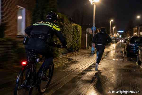 Agent leent fiets en houdt vluchtende bestuurder aan na botsing