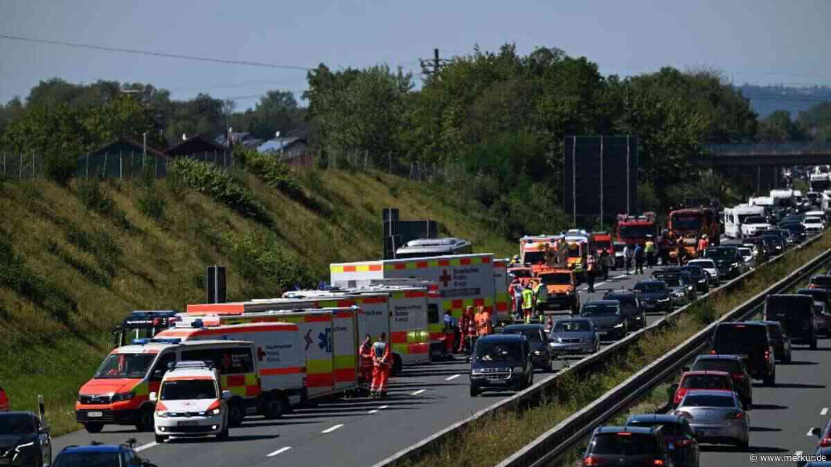 Schwerer Unfall mit Reisebus auf der A3 – mehrere Verletzte