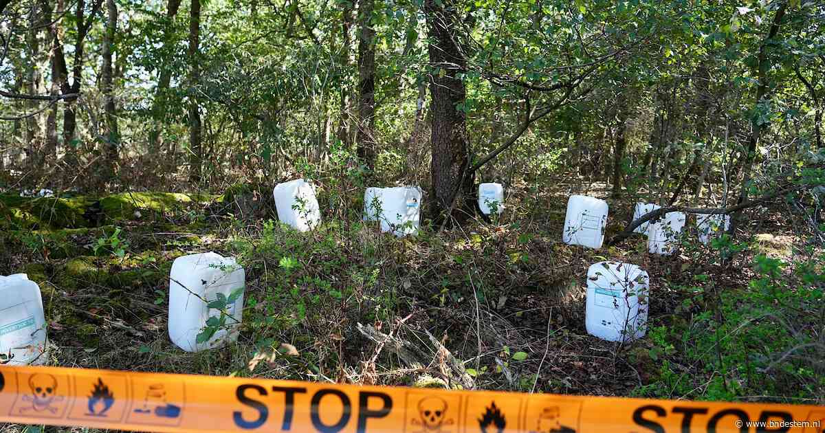 Achttien vaten met chemische vloeistof gedumpt in buitengebied van Baarle-Nassau, deel in grond gelekt