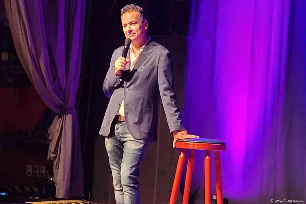 „Es heißt hei-raten, nicht hei-wissen“: Stephan Bauer fällt in Zwickau mit ziemlich starkem Wortwitz auf