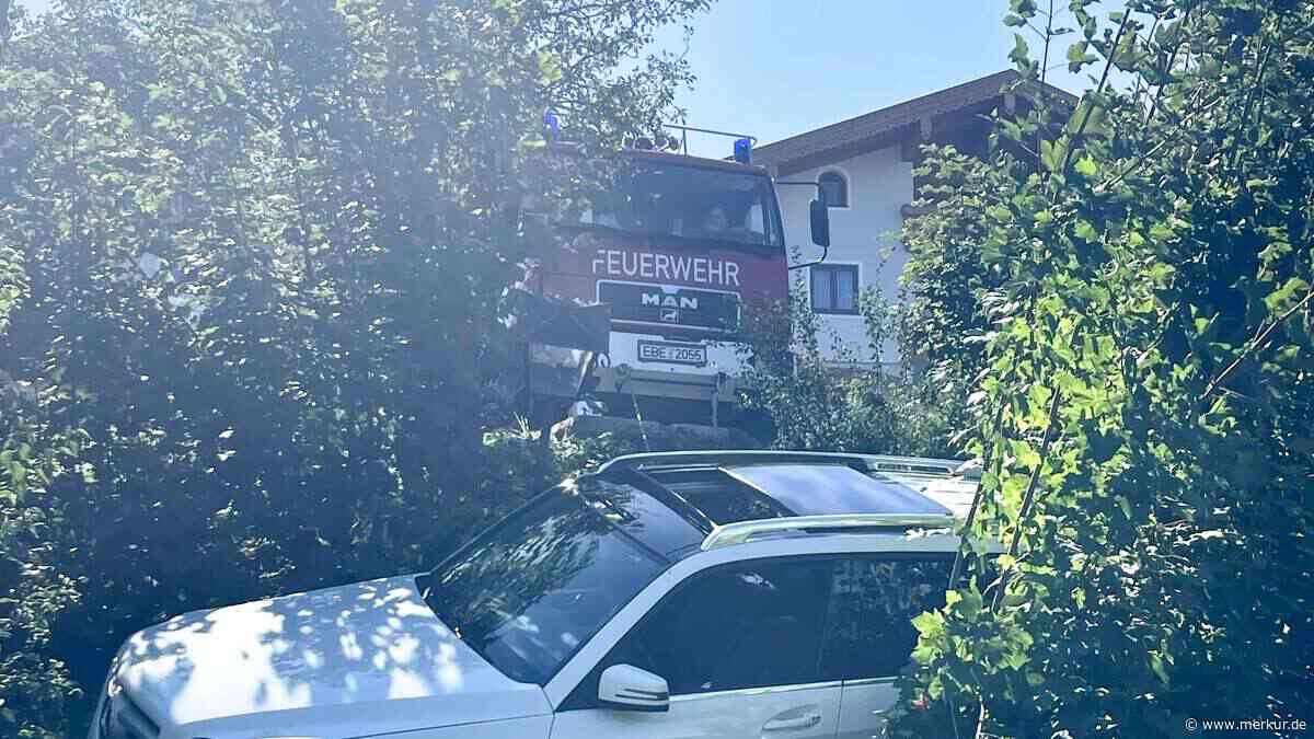Feuerwehr-Alarm mitten im Festzug: 97-Jähriger rutscht mit Auto Böschung hinab