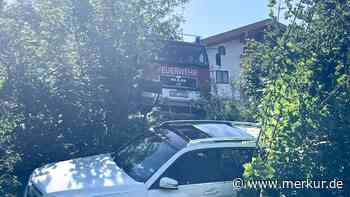 Feuerwehr-Alarm mitten im Festzug: 97-Jähriger rutscht mit Auto Böschung hinab