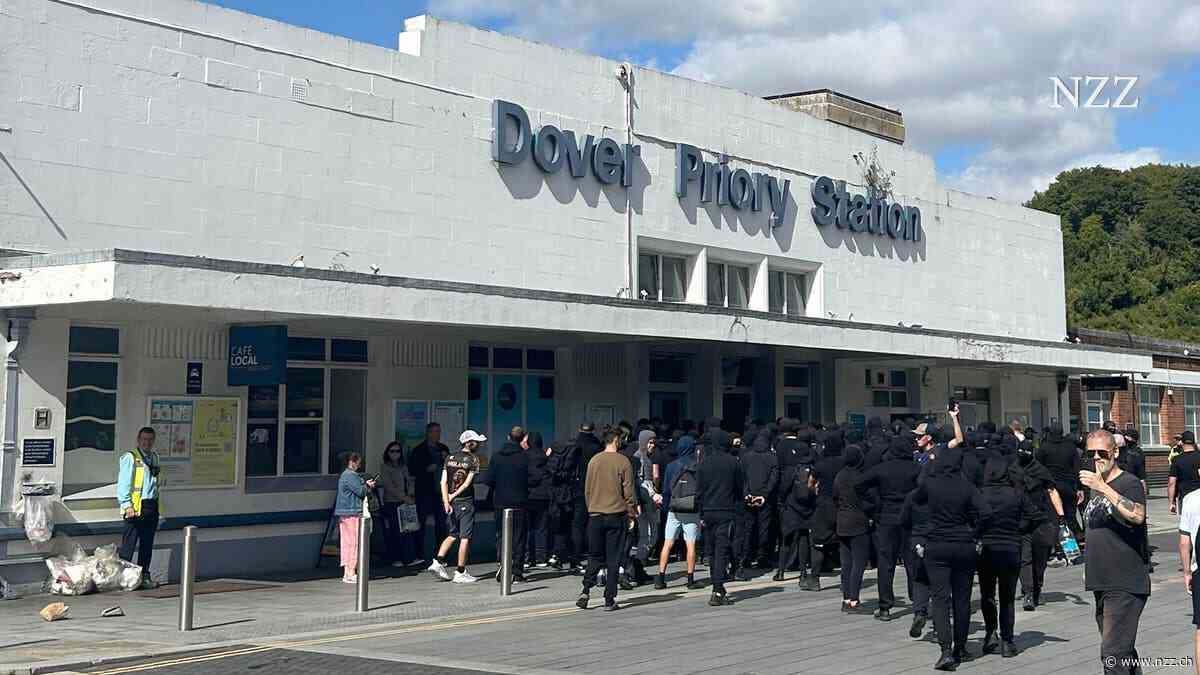 Demonstranten legen aus Protest gegen die Bootsflüchtlinge den Hafen von Dover lahm