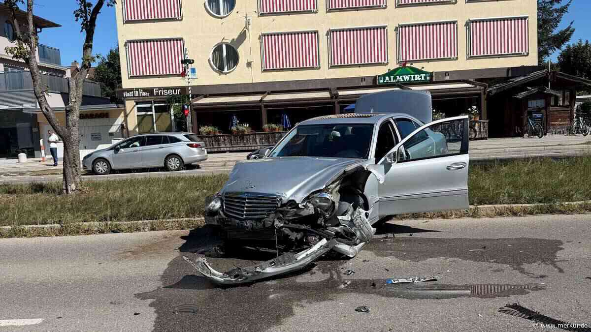 Auto gerät in Gegenverkehr: Drei Verletzte auf B304 in Haar