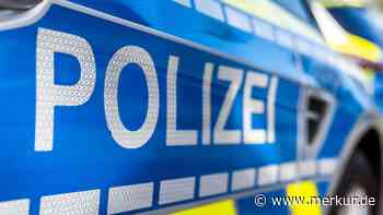 Pkw rammt auf B11 Pendelbus mit 60 Passagieren: Polizei fahndet nach flüchtigem Fahrer