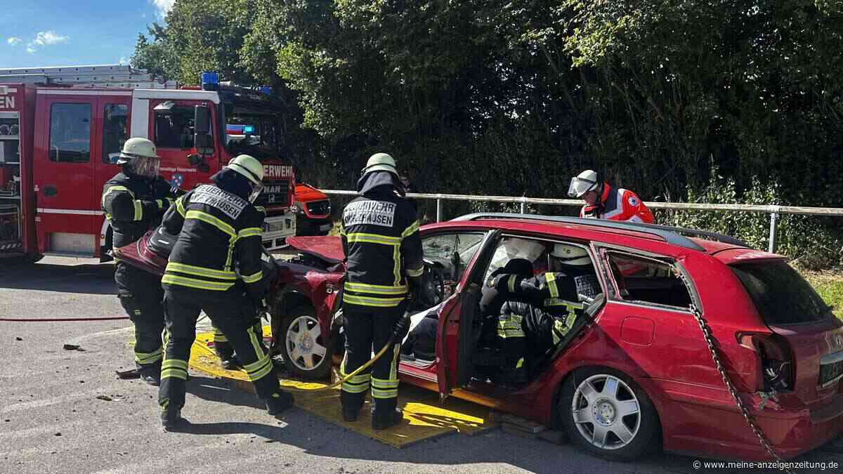 Feuerwehr Odelzhausen lässt Auto aus zehn Metern fallen