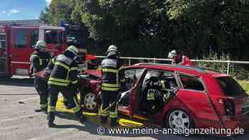 Feuerwehr Odelzhausen lässt Auto aus zehn Metern fallen