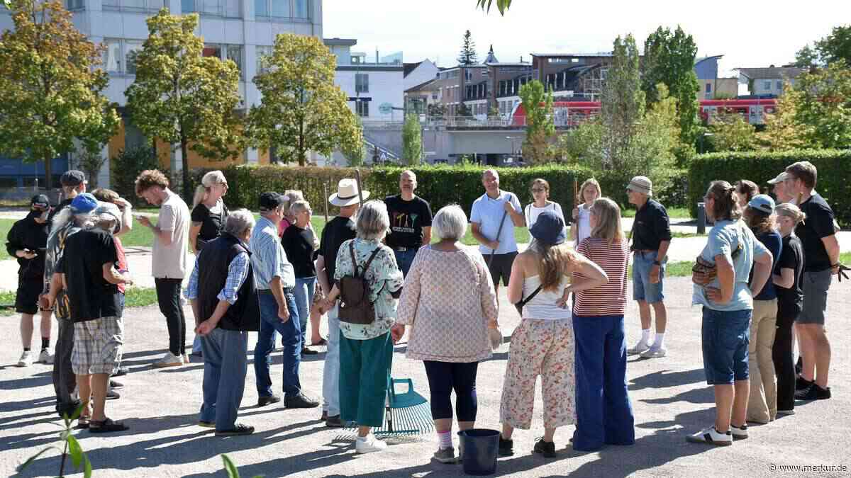 Gemeinsam gegen Kippen und Fahrspuren: Große Putzaktion am Bouleplatz