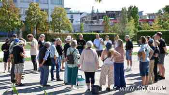 Gemeinsam gegen Kippen und Fahrspuren: Große Putzaktion am Bouleplatz