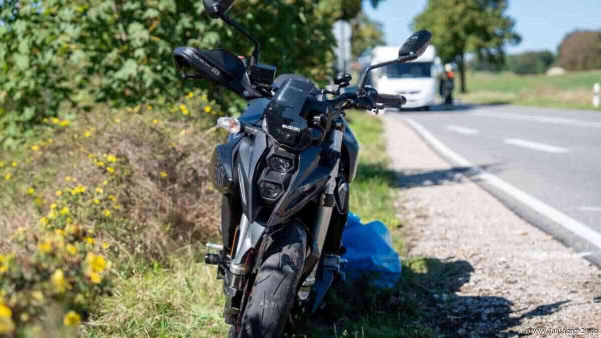 Anhänger löst sich auf B20 bei Tittmoning von Auto und kracht in Motorrad
