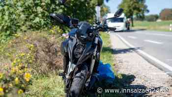 Anhänger löst sich auf B20 bei Tittmoning von Auto und kracht in Motorrad