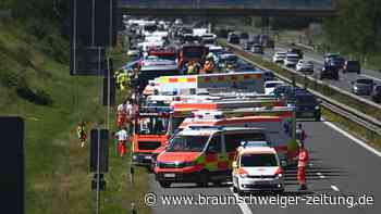 Unfall auf A3: 20 Verletzte nach Auffahrunfall mit Reisebus – 96‑Jährige an Bord