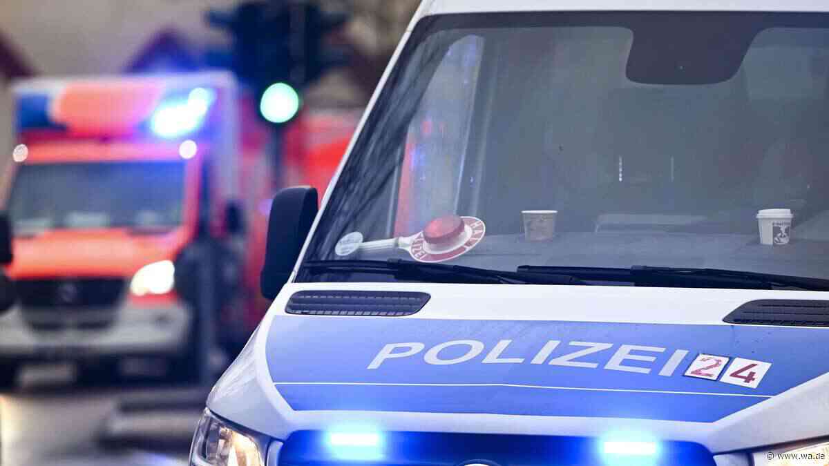 Unfall mit kleinem Jungen: Kind (1) fällt aus Auto und wird von Rettunswagen erfasst