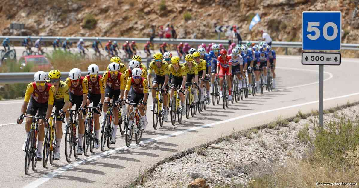 LIVE Vuelta | Wout van Aert kiest voor de aanval in finale van etappe, Belg van Visma krijgt twee landgenoten mee