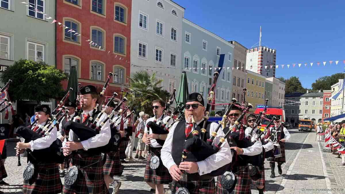 Von italienischen Kriegstrommeln und schottischen Dudelsäcken - 6000 Teilnehmer beim Trachtenzug