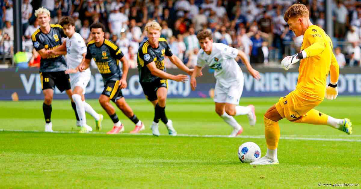 Telstar-doelman Ronald Koeman schrijft geschiedenis met twee goals tegen Cambuur, hoofdrol voor VAR