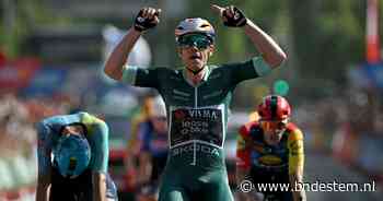 Weer feest voor Visma in Vuelta: Wout van Aert verslaat medevluchters in sprint en boekt zijn tweede ritzege